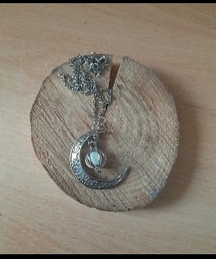 Collier pendentif lune