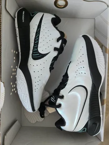 Nike LeBron 21 XXI taille 36,5 neuf noir blanc