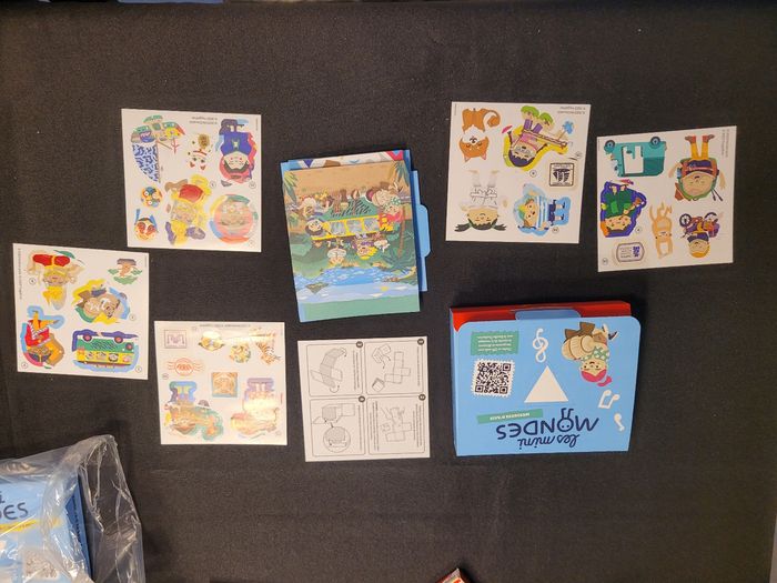 Lot deux mini jeux les mini mondes poster sticker mcdo - photo numéro 8