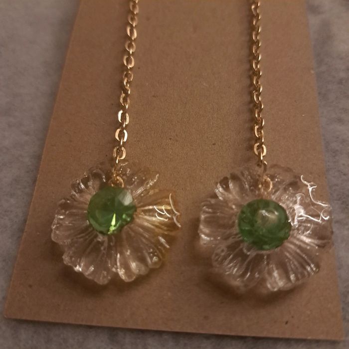 Boucles d'oreilles pendante en résine avec strass vert - photo numéro 6