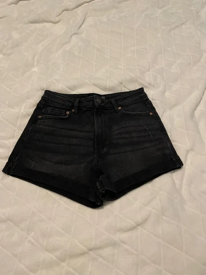 Short jean noir Stradivarius