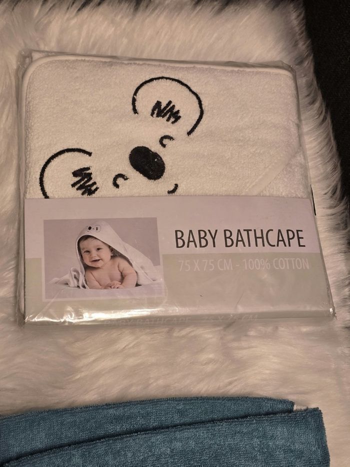 NEUFS 🏷😍🤩👌superbe   lot 4  capes de bains et  2 gants de toilettes bébé 🤩😍⚘️⚘️ - photo numéro 8
