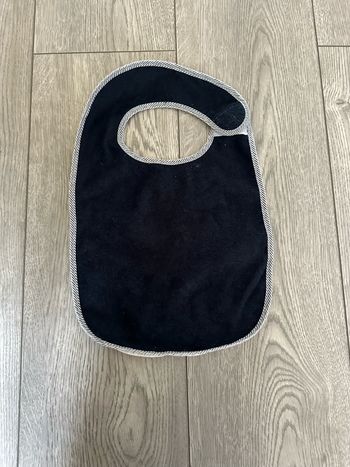 Bavoir avec plastique fin à l’arrière