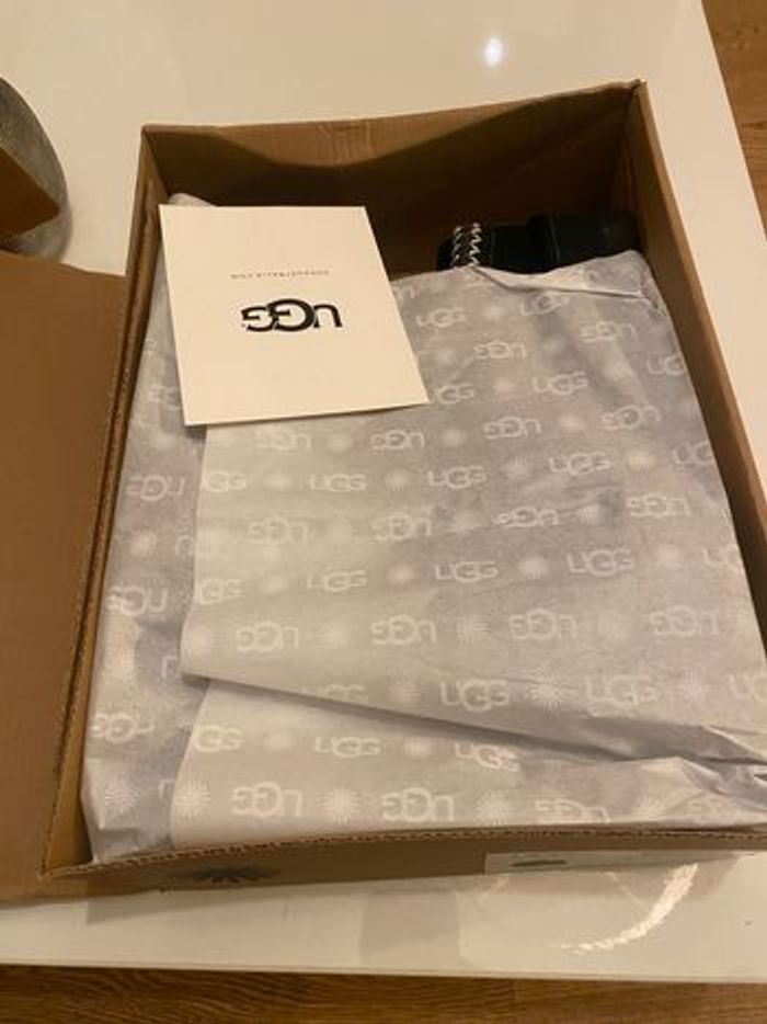 UGG TAZZ NOIR TAILLE 38 neuve - photo numéro 6