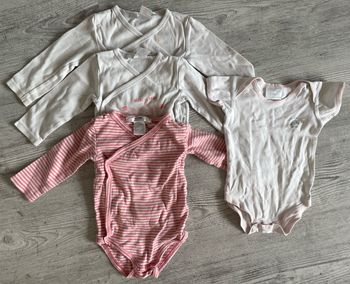 Lot 4 bodys 12 mois