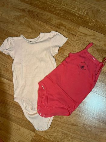 Lot de 2 bodys manche courte taille 36 mois