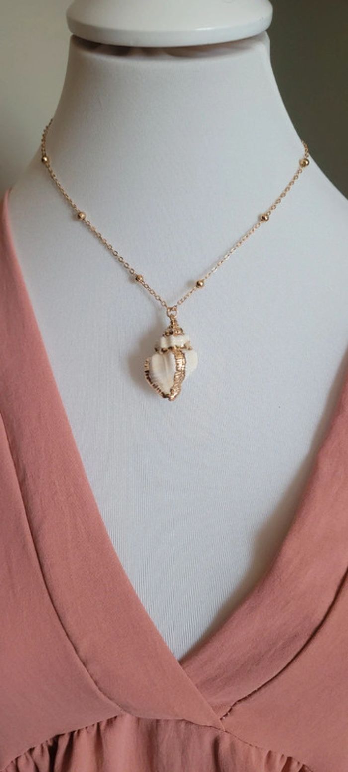 Joli collier coquillage blanc et doré - photo numéro 2