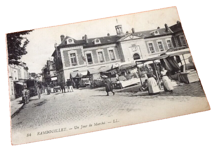 Carte postale ancienne Rambouillet (Yvelines) Un jour de Marché