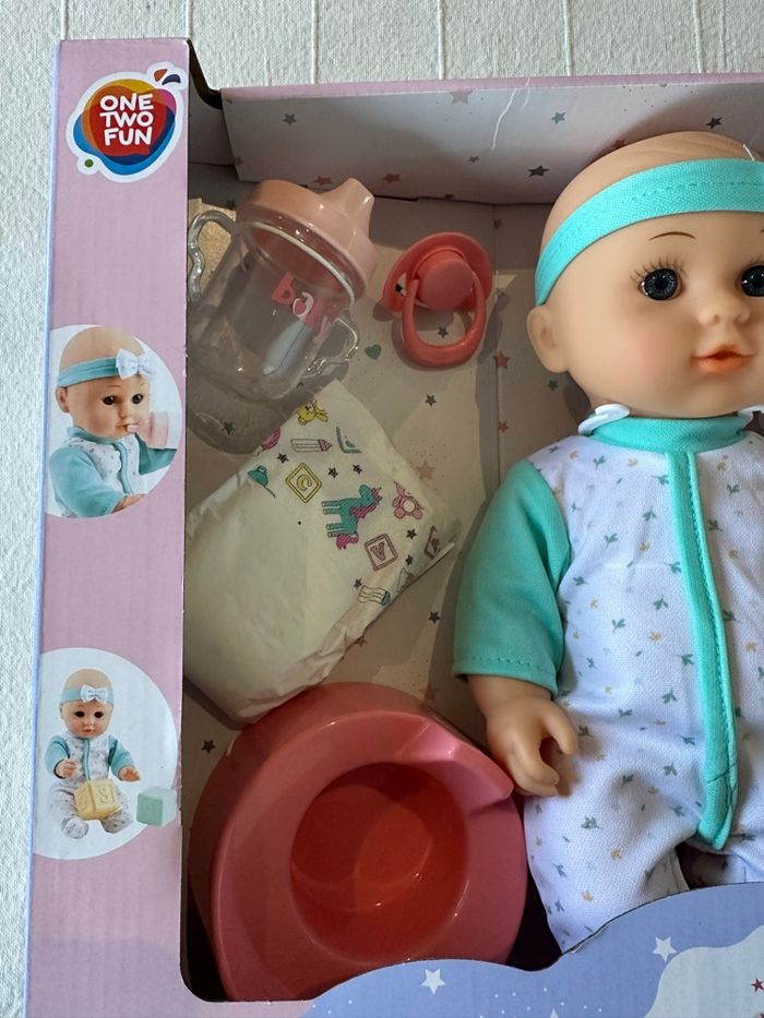 Coffret Poupon Bébé Léa et ses accessoires - photo numéro 2