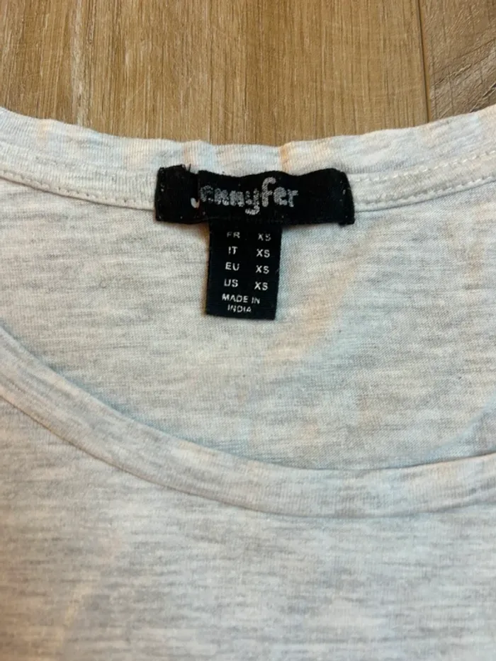 T-shirt gris avec détails en dentelle - photo numéro 2