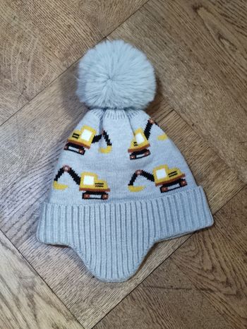 Bonnet à pompon garçon gris avec motif pelleteuses