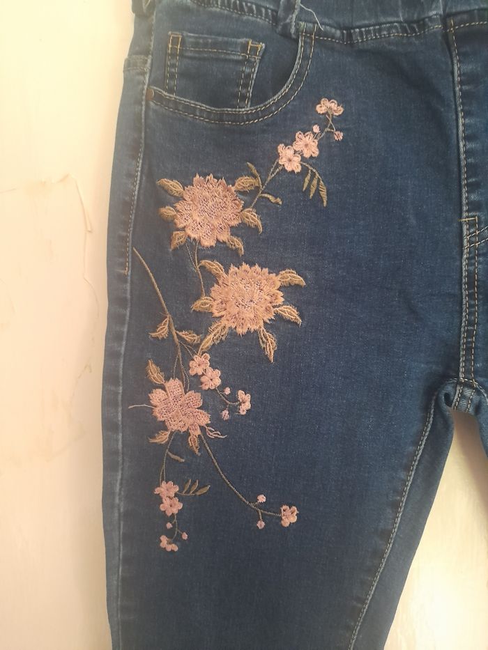 Jeans bleu brodé, marque Vita, taille 44 - photo numéro 2