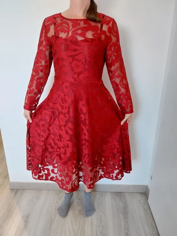 Robe rouge type dentelle