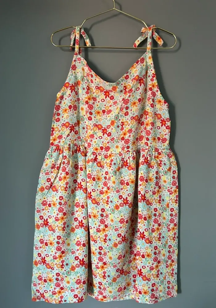 Jolie robe fleurie Kiabi taille 4 ans en parfait état - photo numéro 3