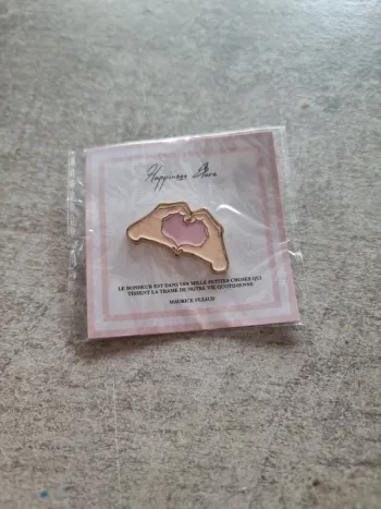 Pins mains qui forme un cœur