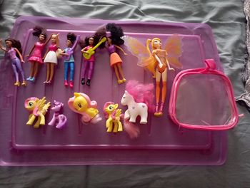 Lot petites poupées et poneys 2€