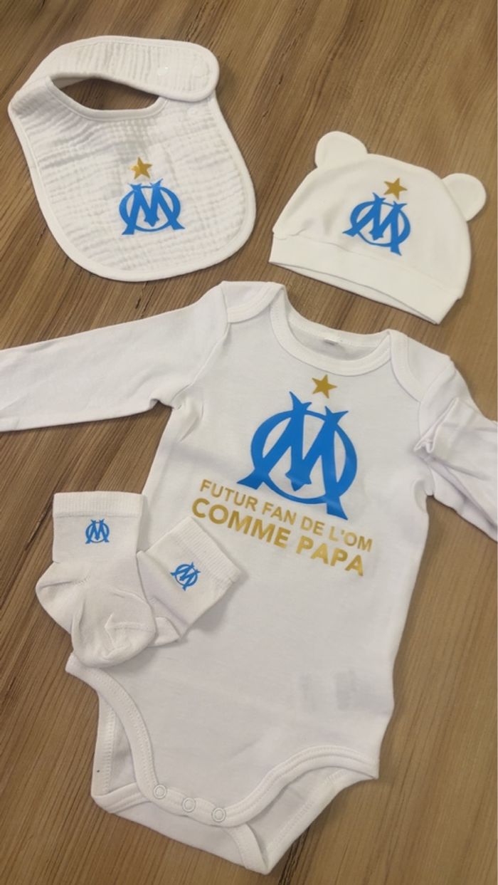 Ensemble Bébé Neuf – Body + Bonnet + Bavoir + Chaussettes – “Futur Fan de l’OM Comme Papa” – Cadeau Naissance - photo numéro 3