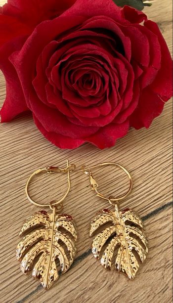 Boucles d’oreilles dorées avec feuilles pendantes 