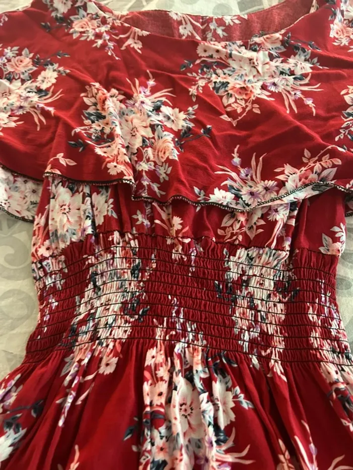 Très jolie robe de couleur rouge à motifs fleuris - photo numéro 2
