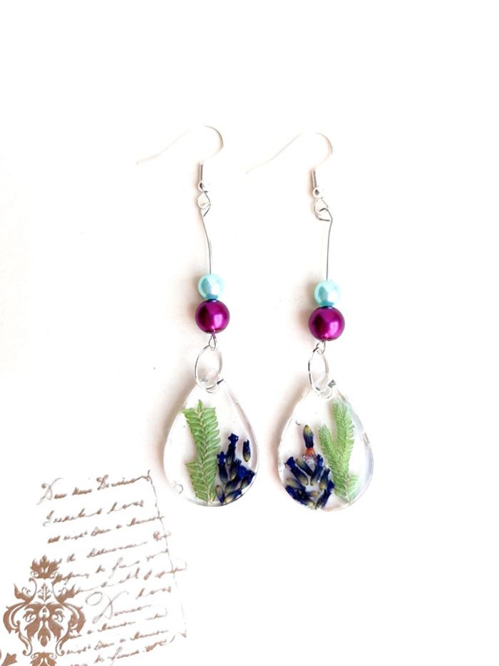 Magnifique paire de boucles d'oreilles pendantes en résine