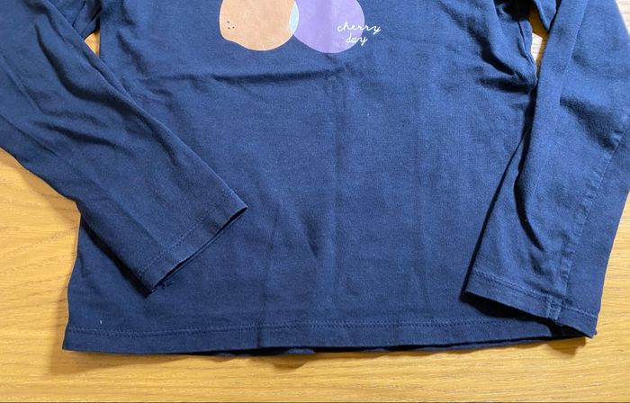 Kiabi T-shirt manches longues cerises noir Taille 8 ans - photo numéro 2