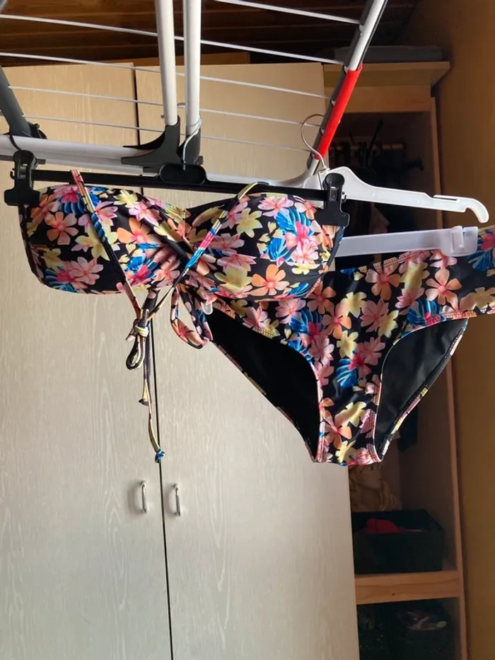 Superbe ensemble bikini noir fleurs exotiques jamais porté marque Tropical Beach