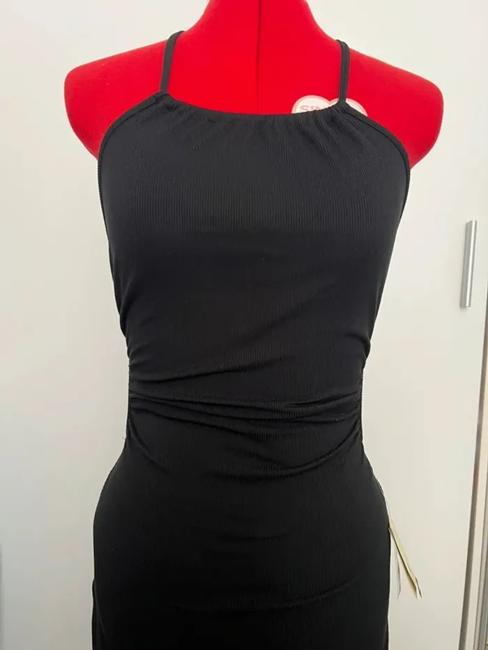 Robe côtelée dos nu avec fentes latérales noire Ardene