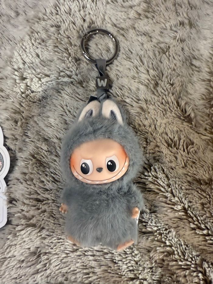 Labubu pin for love lettre W - photo numéro 2