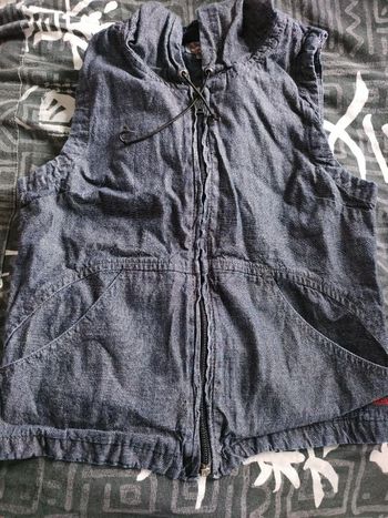 Veste sans manches avec capuche.