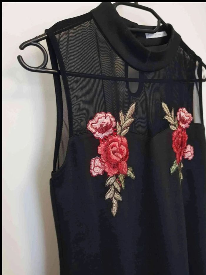 Robe noir ras de cou avec broderie taille 38 - photo numéro 2