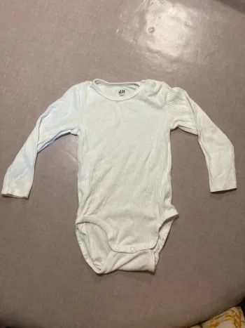 Body bébé H&M blanc manches longues – coton bio – 12/18 mois