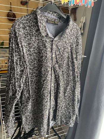 Chemise noir fleurs grises