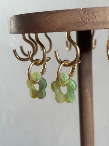 Boucle d’oreille fleur marbré vert clair