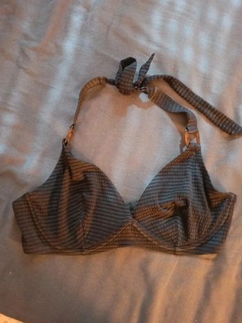 2 maillots et 1 soutien gorge