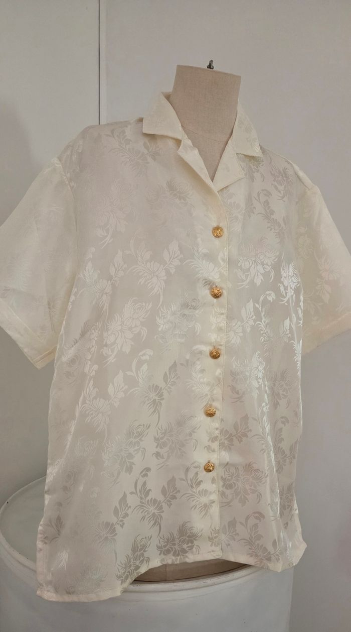 Chemisier satiné DAMART ivoire fleuri – effet soie, boutons dorés – T. L – comme neuf - photo numéro 2