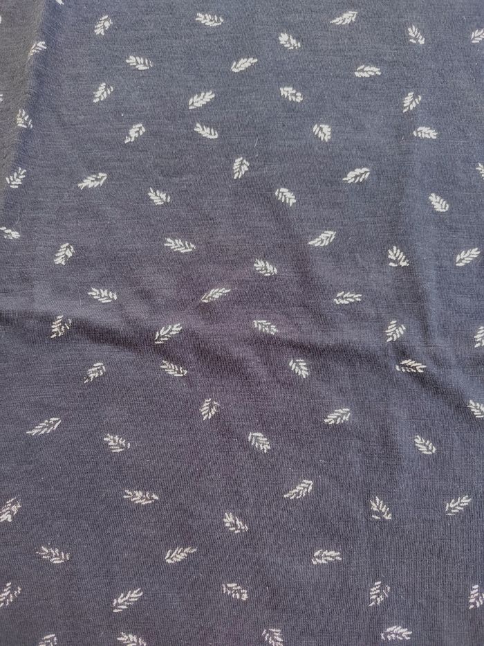 T-shirt Bleu Marine Femme à feuilles blanches – Taille 40 / L – Très bon état - photo numéro 4