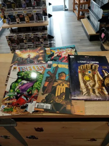 Lot de 4 Comics - Marvel + 1 Poster
