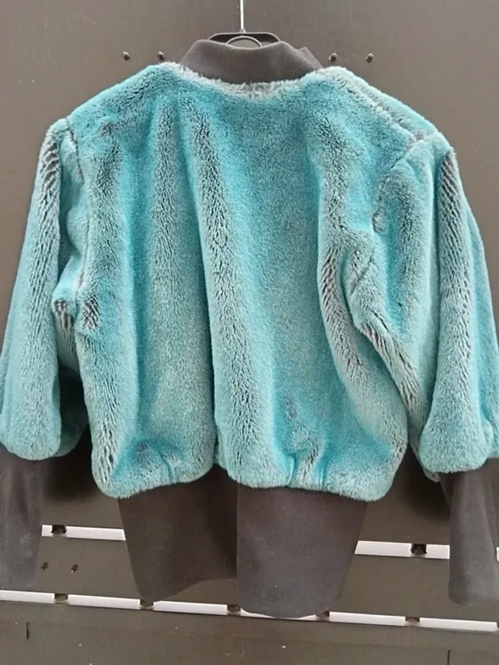 Veste fausse fourrure bleu  Taille S - photo numéro 2