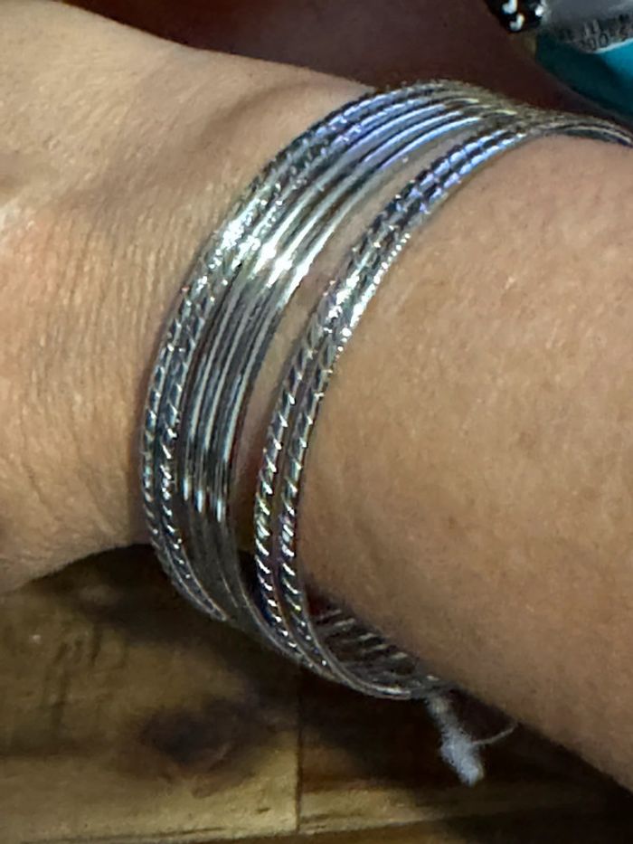 Bracelets 7 joncs  semainier acier inoxydable argent travaillés neufs et de qualité - photo numéro 3