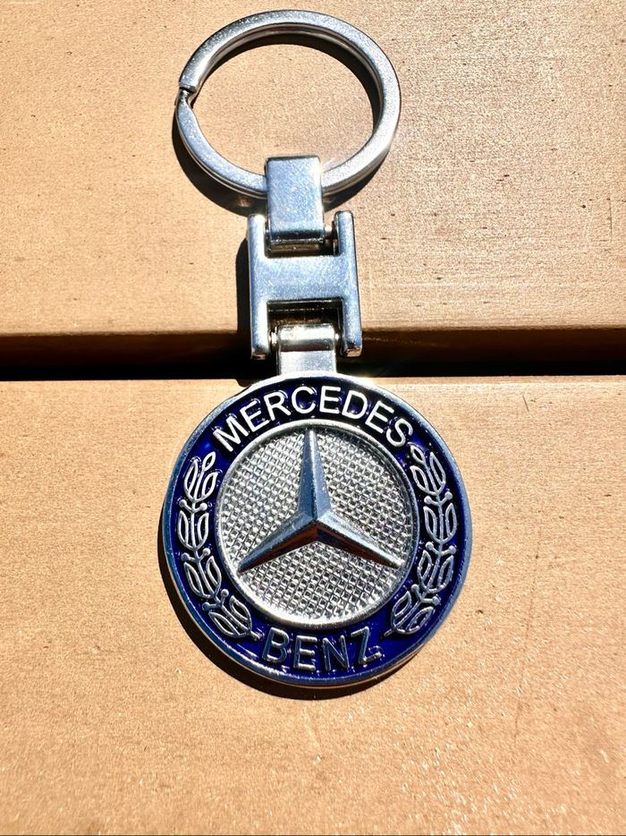 Porte clés Mercedes métal bleu et gris neuf