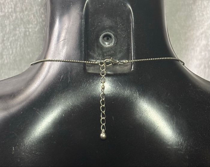 Sautoir argenté et blanc – Élégance intemporelle ✨ - photo numéro 5