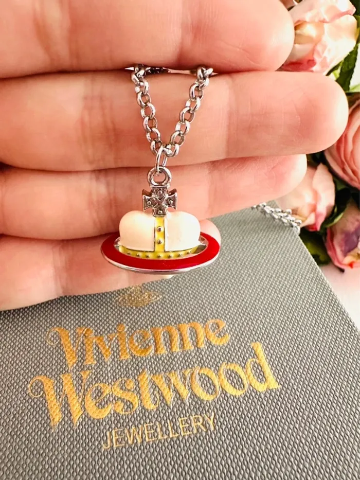 🪐Collier Vivienne Westwood orbite ivoire & rouge – Logo gravé sur le fermoir - photo numéro 6