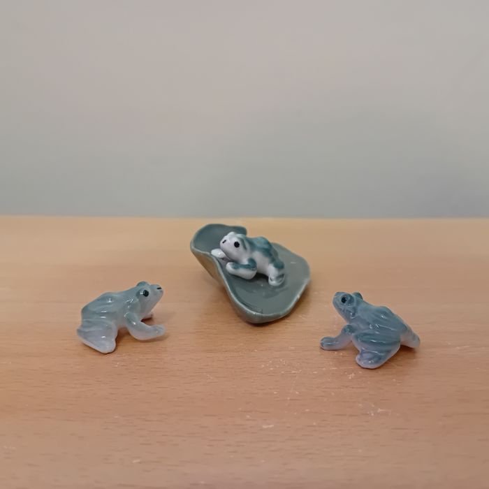 Figurines grenouilles