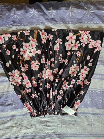 Jupe fond noire, fleur rose