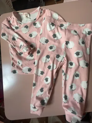Pyjama rose avec des moutons