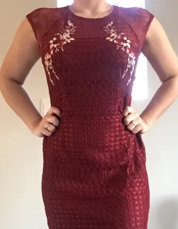 Robe bordeaux élégante broderies