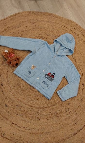 Veste polaire bleu 18 mois 86 cm 
Boutonnée devant ,2 petites poches