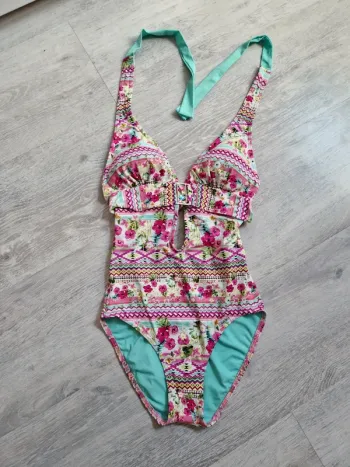 Joli maillot de bain une pièce neuf fleuri Banana Moon 36 mais convient à un 34