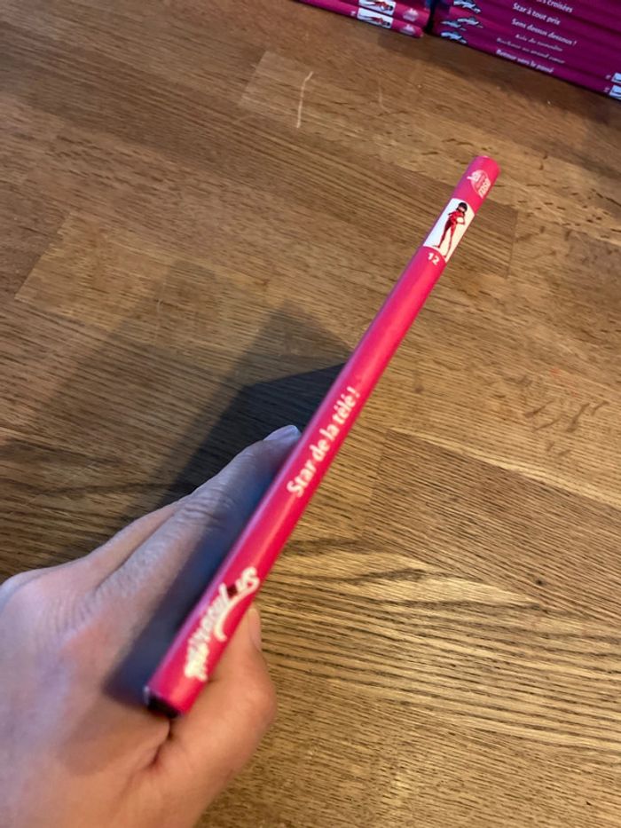 Livre La bibliothèque Rose Miraculous Star de la télé ! Numéro 12 - photo numéro 2