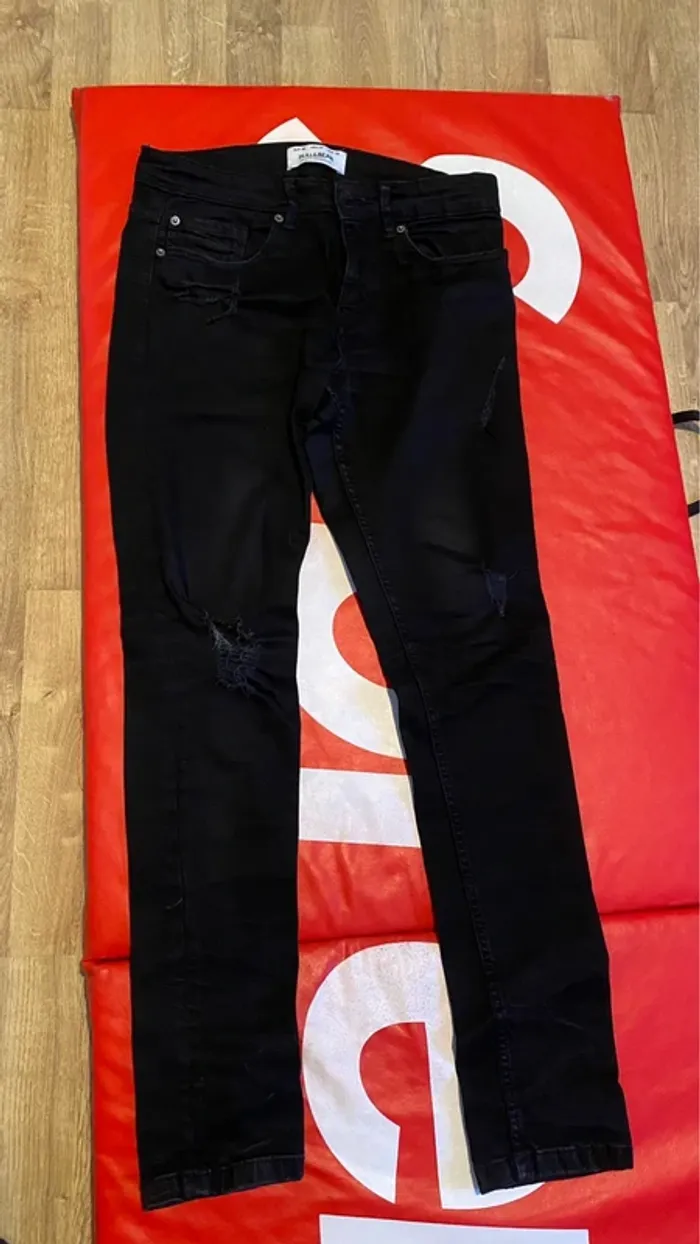 Jean noir pull bear trouée 38FR skinny